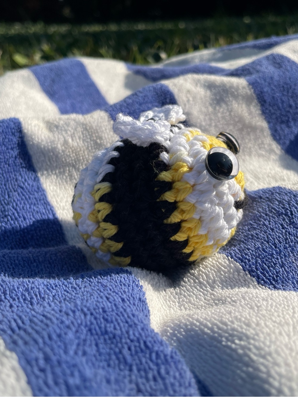 Handmade Crochet mini Bee keychain - Yellow, White & Black - long smile embroidy - Picture 15 of 15